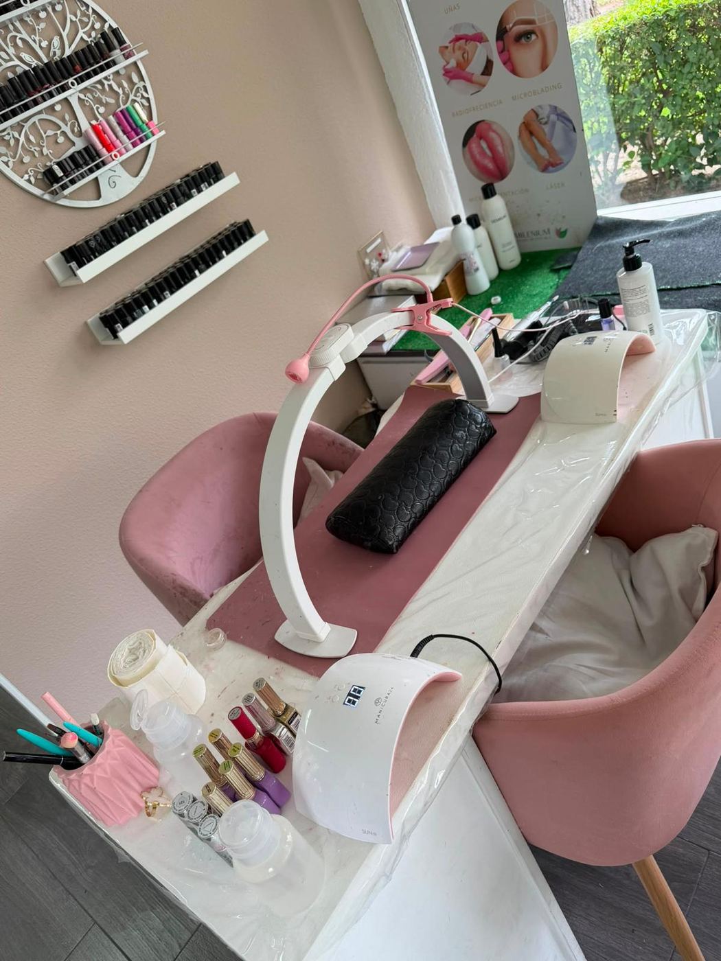 Mesa de manicura con lámpara y esmaltes